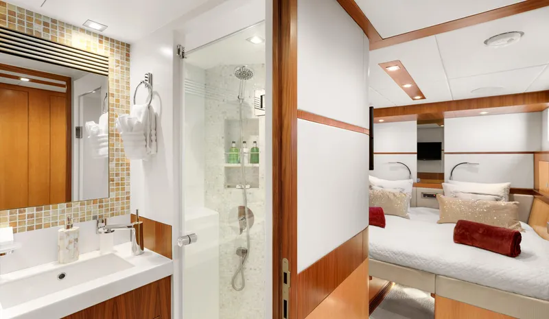 Sea Glass Yacht Photos Pics Luxurious Horizon PC74 yacht interior with modern bathroom and cozy bedroom, 2018 model.