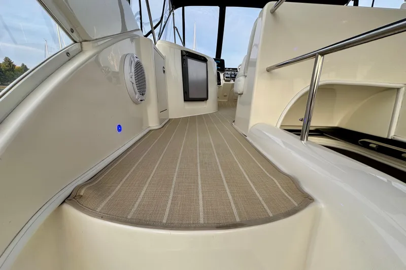 Shake N' Bake Yacht Photos Pics 2006 Meridian Motoryacht interior with sleek design and modern amenities.