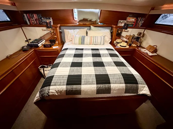 Sea Suite Yacht Photos Pics 1989 Viking 44 Motor Yacht bedroom with checkered bedding and wooden interior.