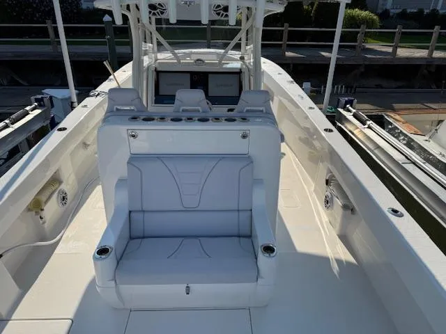 Finns Up Yacht Photos Pics 2024 SeaVee Open Fisherman 390Z boat interior with seating and control panel.