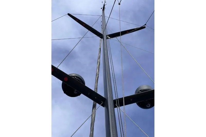 SueÑo Yacht Photos Pics Mast of 2016 Ice Yachts 62 sailboat against a clear blue sky.