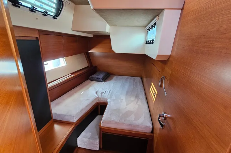 SueÑo Yacht Photos Pics Luxurious cabin interior of 2016 Ice Yachts 62, featuring wooden finishes and comfortable bedding.