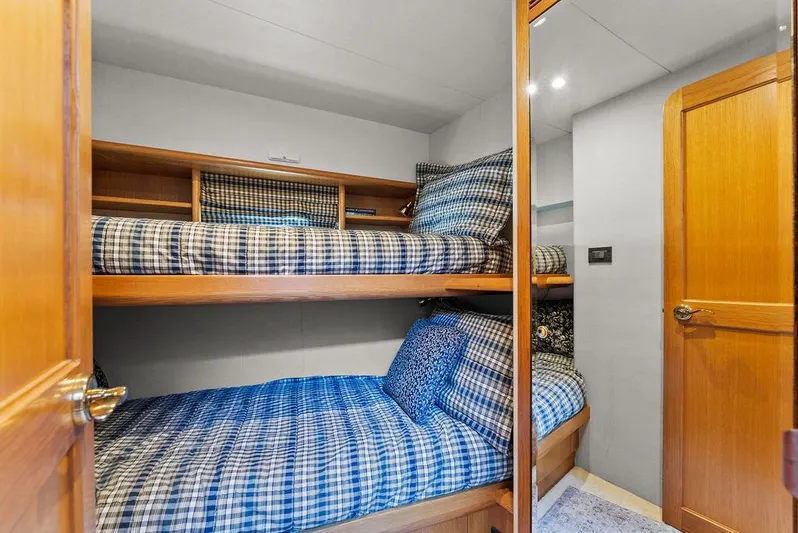 Five O'clock Yacht Photos Pics Guest cabin bunkroom