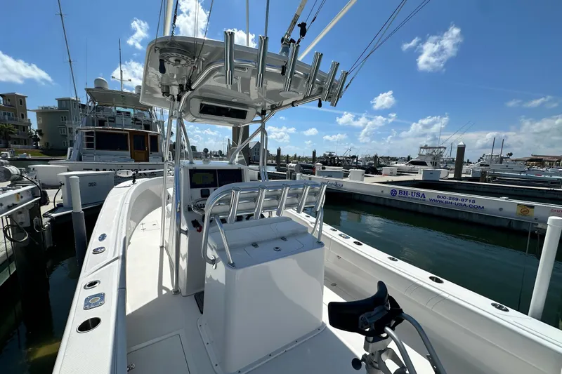 Cherokee Yacht Photos Pics 2022 Ocean Runner 29 Center Console boat docked at marina under clear blue sky.