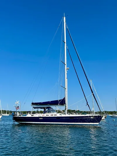 Après Yacht Photos Pics Sailing yacht Beneteau 57, 2010 model, anchored on a sunny day with clear blue skies.
