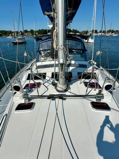 Après Yacht Photos Pics 2010 Beneteau 57 sailboat deck with masts, moored in a marina.