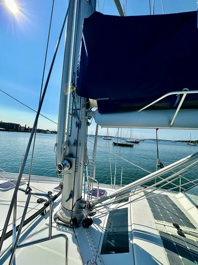 Après Yacht Photos Pics 2010 Beneteau 57 sailboat deck with mast, moored in sunny harbor.