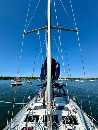 Après Yacht Photos Pics Sailing yacht Beneteau 57, 2010 model, on calm waters under clear blue sky.