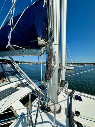 Après Yacht Photos Pics Sailboat deck view of 2010 Beneteau 57 with clear blue sky and calm waters.