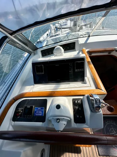 Après Yacht Photos Pics Cockpit view of a 2010 Beneteau 57 yacht with navigation equipment.