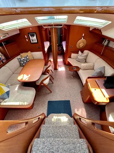 Après Yacht Photos Pics Interior of 2010 Beneteau 57 yacht with elegant seating and dining area.