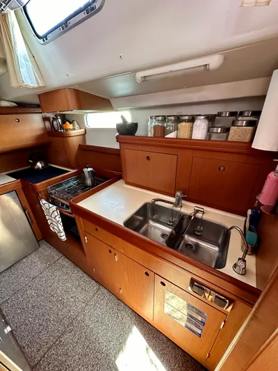 Après Yacht Photos Pics Spacious galley in 2010 Beneteau 57 yacht with dual sinks and ample storage.