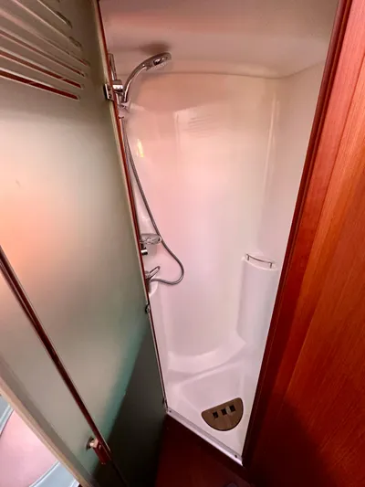 Après Yacht Photos Pics Shower area in a 2010 Beneteau 57 yacht, featuring sleek design and modern fixtures.