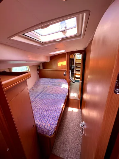 Après Yacht Photos Pics Interior cabin of 2010 Beneteau 57 yacht with bed and skylight.