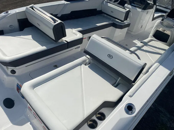  Yacht Photos Pics 2025 Cobalt R8 Ob - Image 15