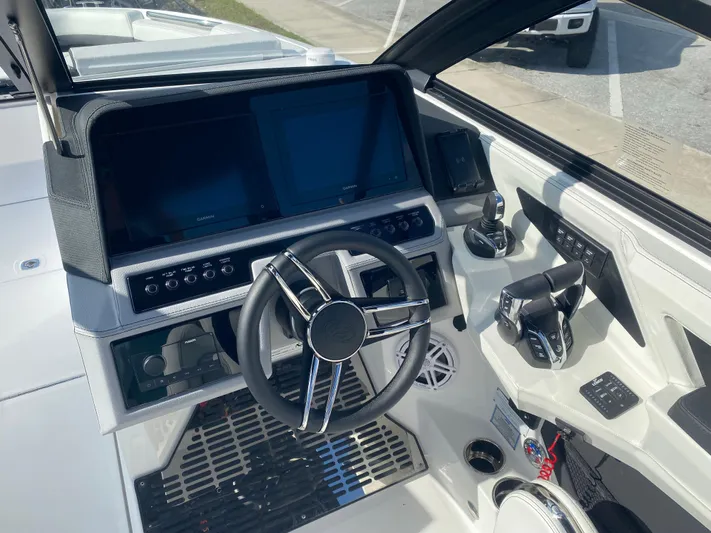  Yacht Photos Pics 2025 Cobalt R8 Ob - Image 5