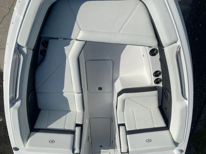  Yacht Photos Pics 2025 Cobalt R8 Ob - Image 9