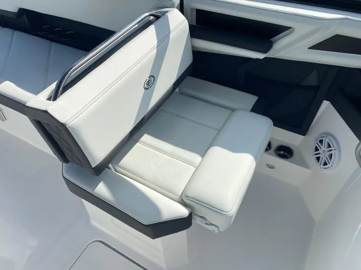 Yacht Photos Pics 2025 Cobalt R8 Ob - Image 11