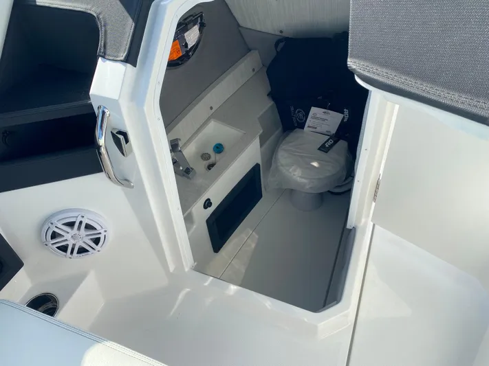  Yacht Photos Pics 2025 Cobalt R8 Ob - Image 12