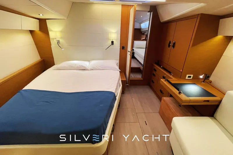 Yacht Photos Pics Jeanneau 65 usato - owner's cabin