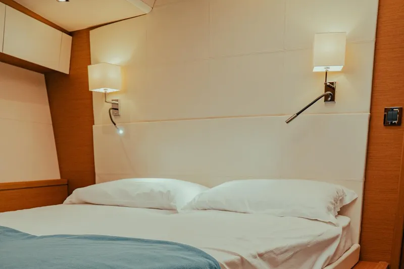  Yacht Photos Pics Jeanneau 65 usato - owner's cabin