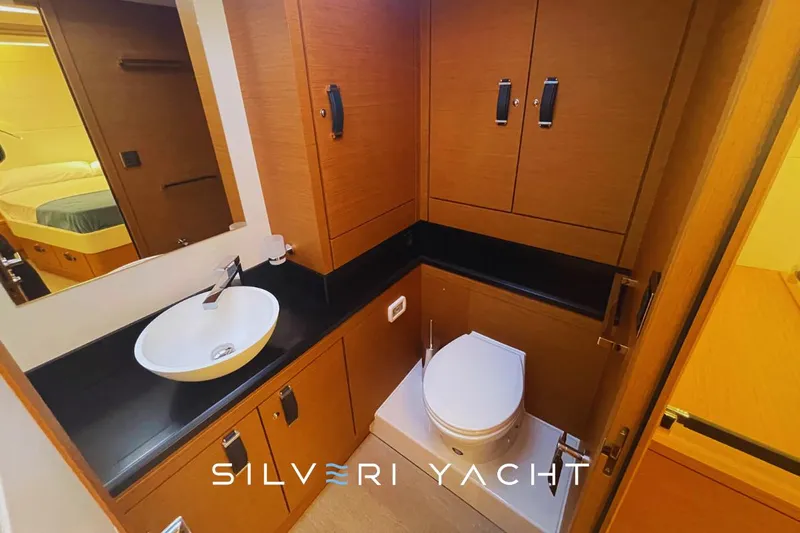  Yacht Photos Pics Jeanneau 65 usato - owner's head