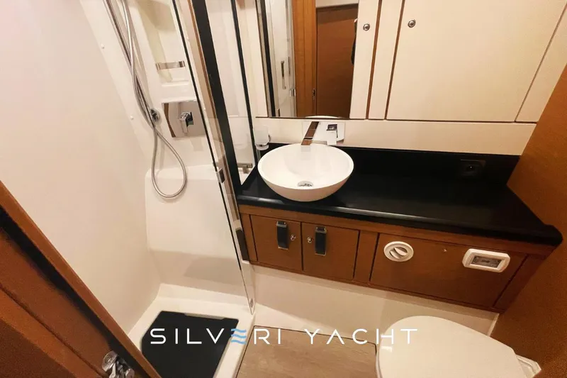  Yacht Photos Pics Jeanneau 65 usato - guest head