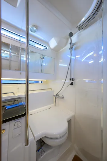 Sea Nn Me III Yacht Photos Pics 2024 Nimbus C-11 - head