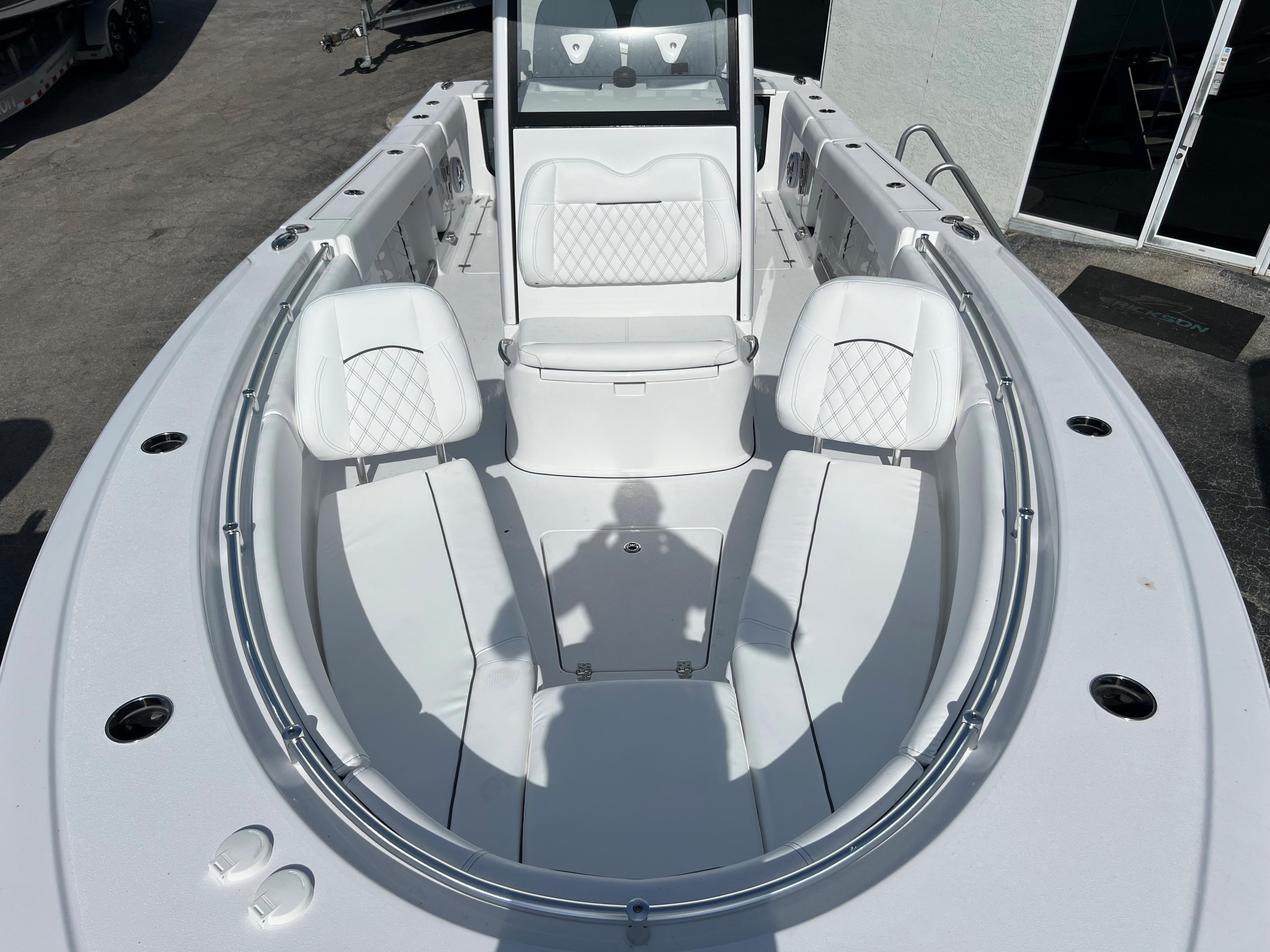 Open 262 Center Console · Features