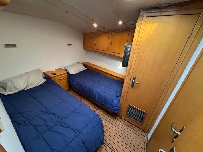 Reel Outlaw Yacht Photos Pics Twin cabin with blue bedding in 1998 Richards Yachts Custom Flybridge Sportfish.