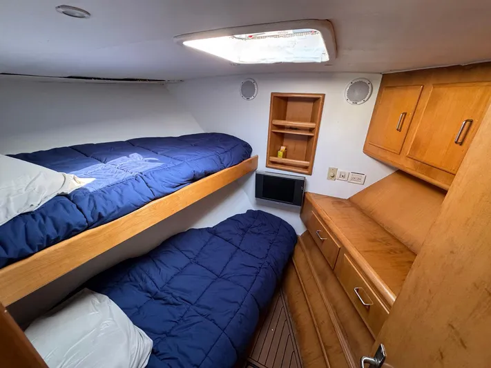 Reel Outlaw Yacht Photos Pics Cozy cabin with bunk beds in 1998 Richards Yachts Custom Flybridge Sportfish.