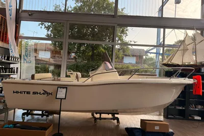 2025 White Shark 210