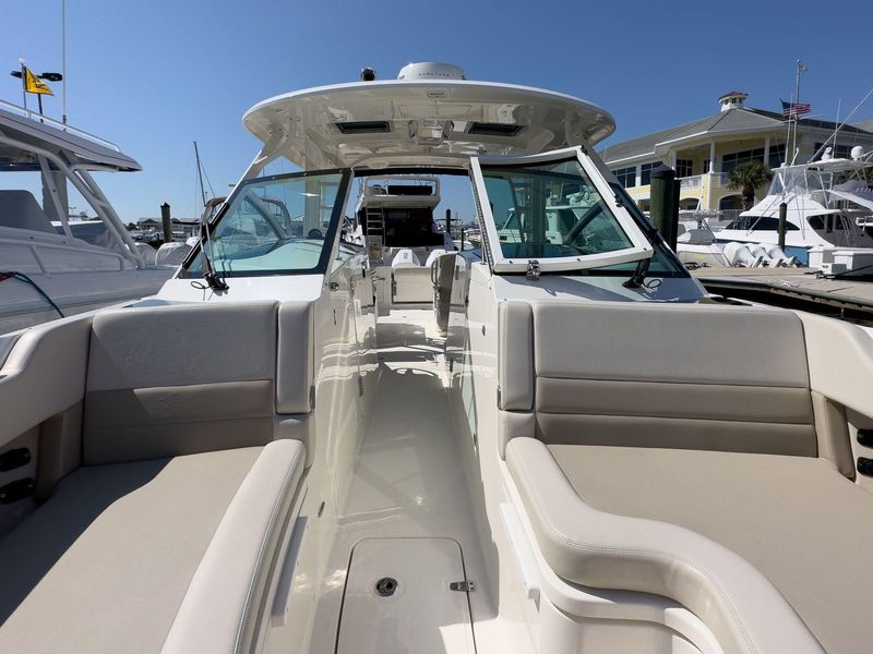 2022 Boston Whaler 320 Vantage