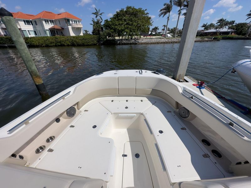 2022 Boston Whaler 320 Vantage