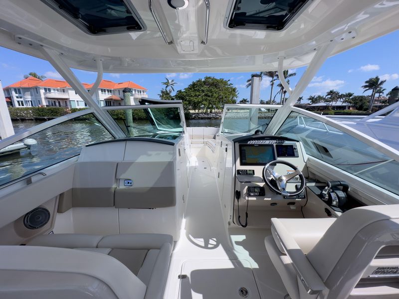 2022 Boston Whaler 320 Vantage