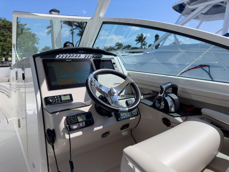 2022 Boston Whaler 320 Vantage