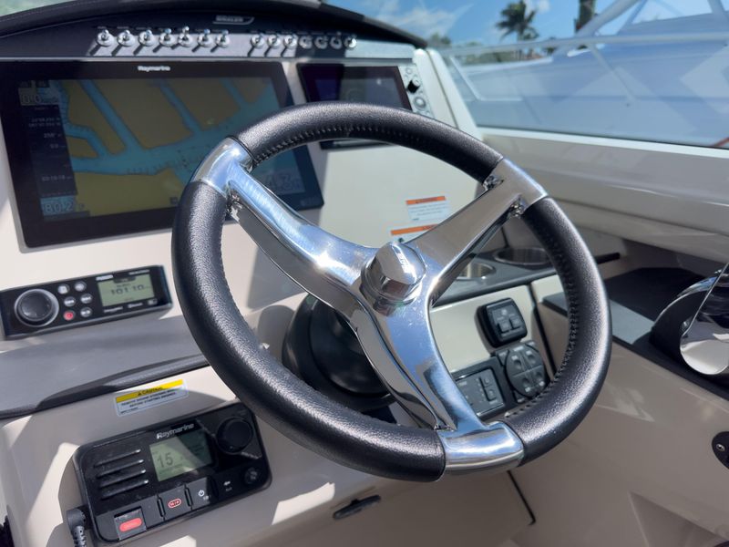 2022 Boston Whaler 320 Vantage