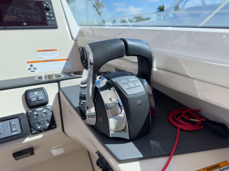 2022 Boston Whaler 320 Vantage