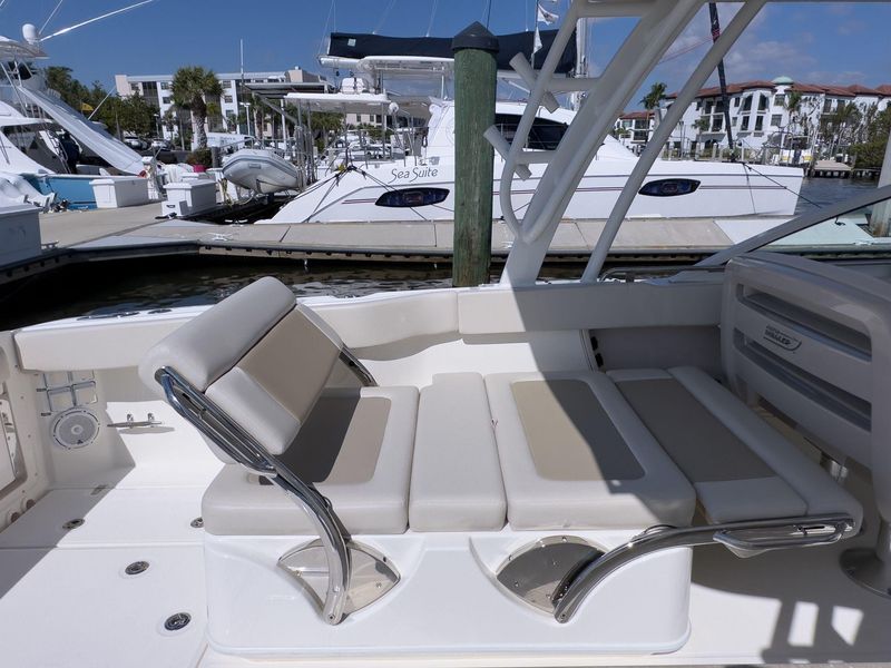 2022 Boston Whaler 320 Vantage