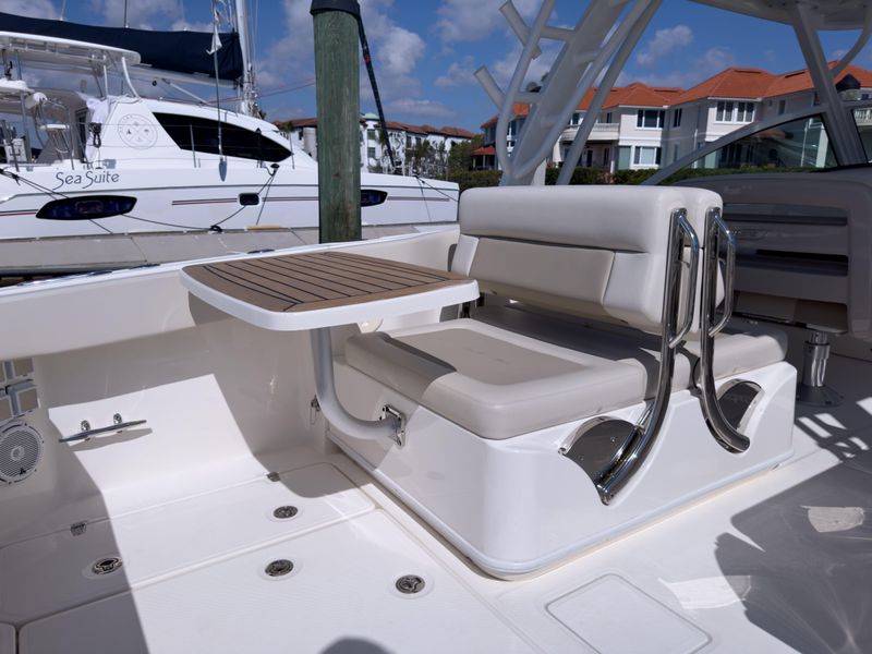 2022 Boston Whaler 320 Vantage