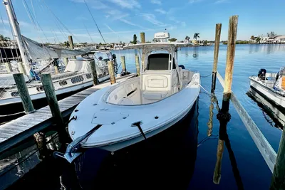Robalo R300 Center Console