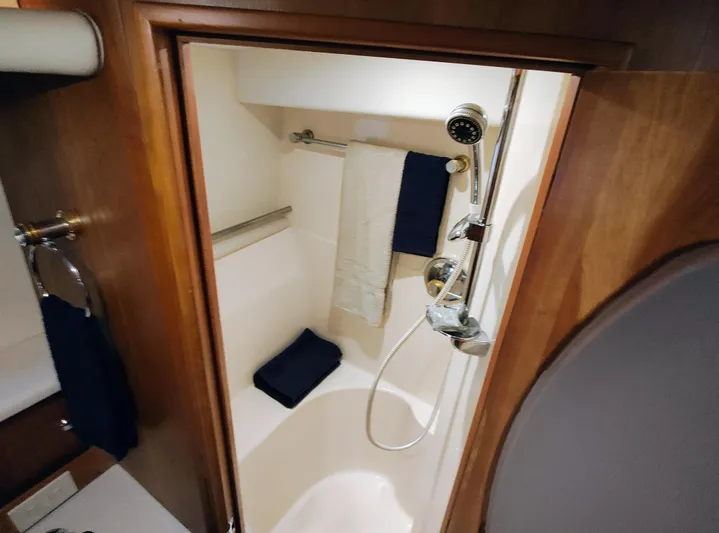 Diversion III Yacht Photos Pics Shower area in 2002 Silverton 43 Motor Yacht with towels and handheld showerhead.