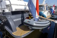 Elling E3 Ultimate 2004 yacht with dinghy and flag in marina.