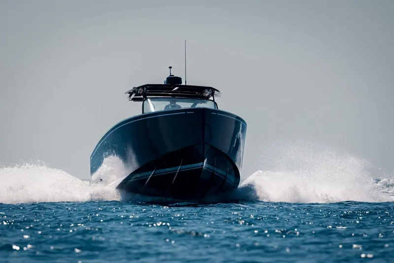 M/y Fizzy Yacht Photos Pics 2021 Pardo 43 yacht cruising on open water, creating dynamic waves.