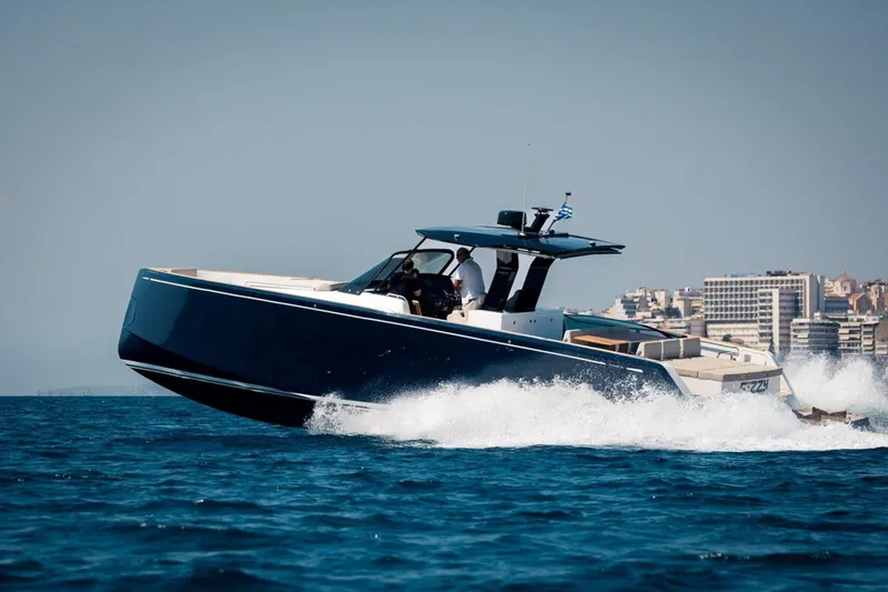 M/y Fizzy Yacht Photos Pics Luxury Pardo 43 yacht cruising on the ocean, 2021 model, with city skyline backdrop.