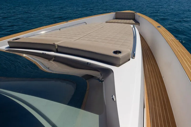 M/y Fizzy Yacht Photos Pics Luxurious 2021 Pardo 43 yacht deck with cushioned sunbathing area on open water.