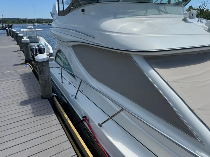 Jjetsdream Yacht Photos Pics 1999 Maxum 4600 SCB yacht docked at a marina.