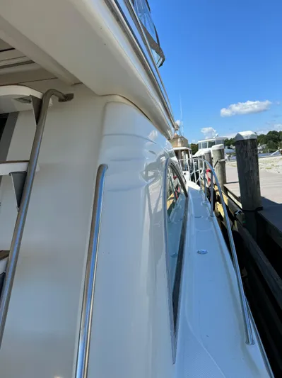 Jjetsdream Yacht Photos Pics Side view of 1999 Maxum 4600 SCB yacht docked under clear blue sky.