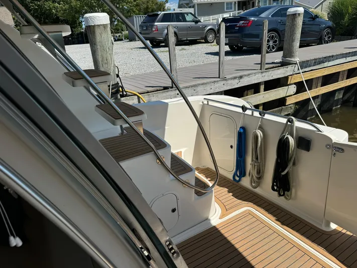 Jjetsdream Yacht Photos Pics 1999 Maxum 4600 SCB yacht deck with steps and docked ropes.