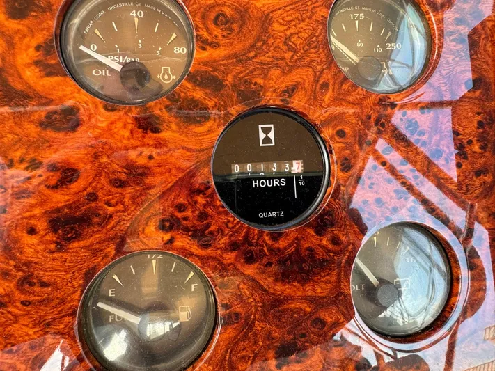 Jjetsdream Yacht Photos Pics Close-up of 1999 Maxum 4600 SCB boat dashboard with gauges and hour meter.